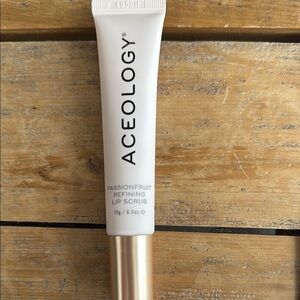 Passionfruit Refining Lip Scrub - Cream and Gold